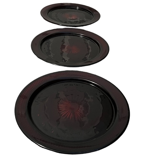 Set of 3 Unmarked Ruby Red Pressed Glass Plates - Picture 6 of 7